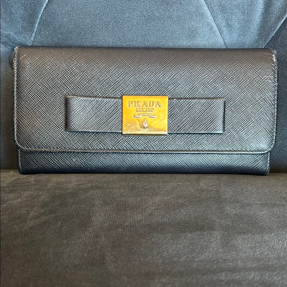 Prada
Saffiano black Lux Leather Continental Wallet with card case strap